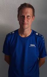 Ein Bild, das Person, Menschliches Gesicht, Kleidung, Sportshirt enthlt.

Automatisch generierte Beschreibung