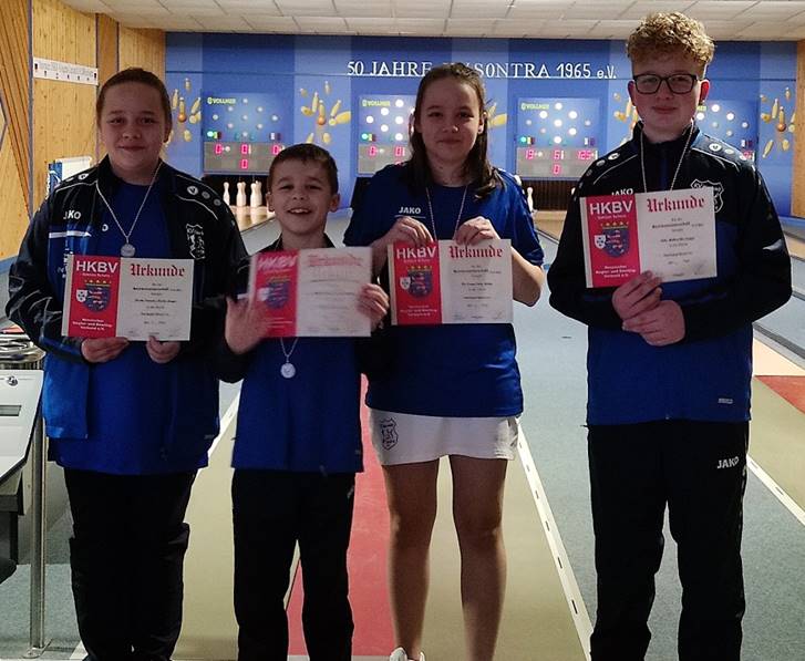 Ein Bild, das Text, Person, stehend, darstellend enthlt.

Automatisch generierte Beschreibung