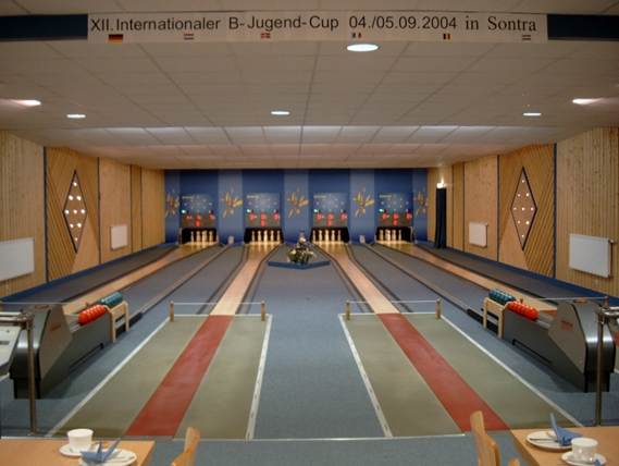 Ein Bild, das Text, Decke, drinnen, Bowling enthlt.

Automatisch generierte Beschreibung